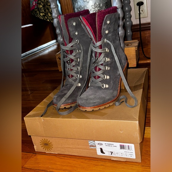 ⭐️UGG Heeled Boots w/fabric, size 7⭐️ - Picture 15 of 17